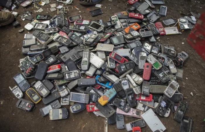 اخبار التقنيه كيف يتم التخلص من النفايات الإلكترونية وما ضررها على البيئة؟