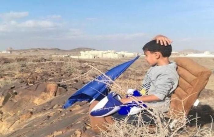 رياضه السعوديه الأحد ومن التلال مُدرج.. قصة الطفل عمار الذي لم يمنعه المكان من متابعه الهلال (فيديو)