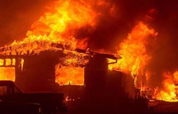 الوفد -الحوادث - نشوب حريق هائل أعلى سطح عقار بالطالبية موجز نيوز