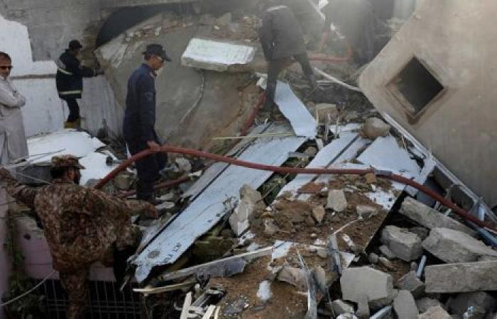 تحطم طائرة ركاب باكستانية قرب منطقة سكنية في كراتشي.. القصة الكاملة