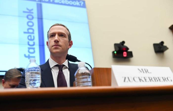 اخبار التقنيه زوكربيرج يواجه رد فعل عنيف من موظفي فيسبوك