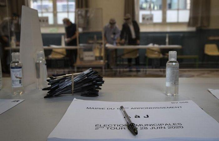 بالكمامات.. إقبال ضعيف على الانتخابات البلدية في فرنسا (صور)