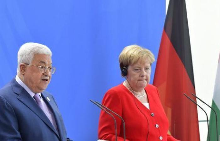 عباس لـ«ميركل»: مستعدون لمفاوضات برعاية «الرباعية الدولية»