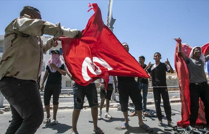 تنحي وانتخابات مبكرة واقتصاد متدهور.. أزمات تطارد التونسيين