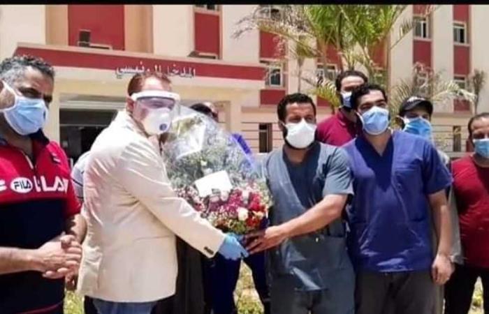 المصري اليوم - اخبار مصر- «السايس» يهدي بوكيه ورد للعاملين بمستشفى عزل ملوي (صور) موجز نيوز