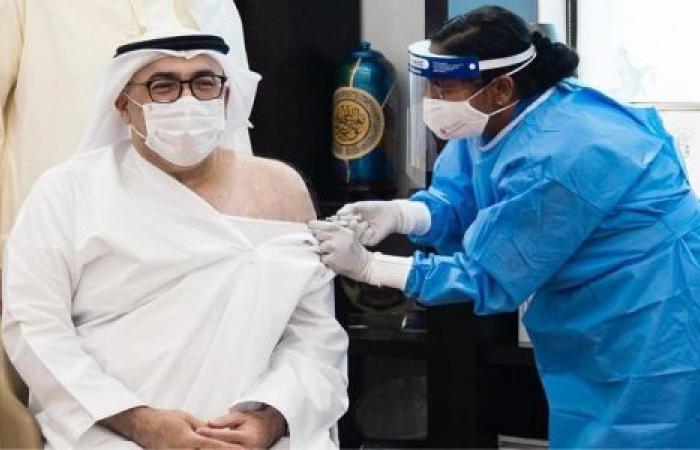 في الإمارات.. وزير الصحة يتلقى الجرعة الأولى من لقاح كورونا