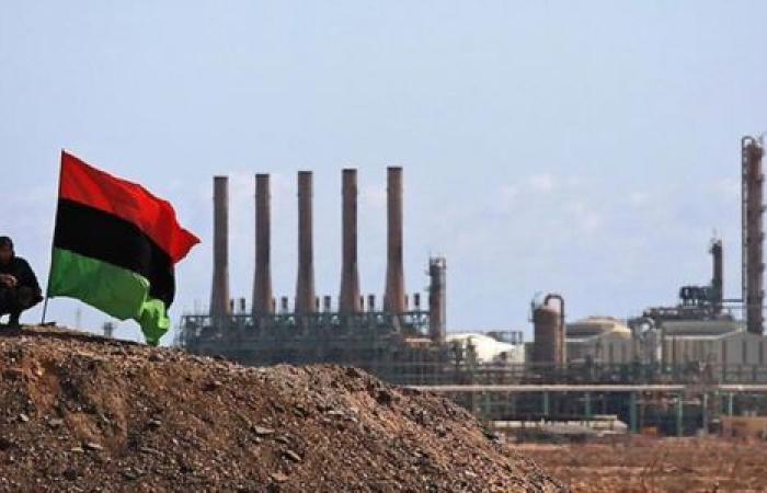 استئناف إنتاج النفط الليبي.. لصالح المواطنين أم حفتر ومعيتيق؟