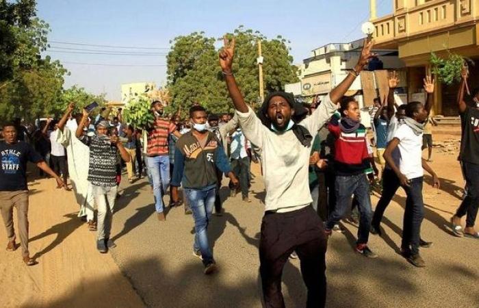 شرق السودان يشتعل.. احتجاجات وقطع طرق وحظر للتجوال