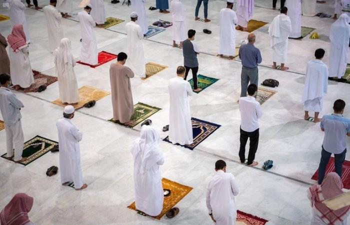شاهد| المسجد الحرام فى أول صلاة تقام فيه منذ 7 أشهر