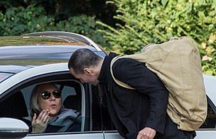 #اليوم السابع - #فن - كيانو ريفز يودع صديقته بقبلة فى الشارع بعد وصوله لمكان تصوير فيلمه Matrix 4