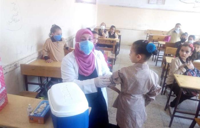 المصري اليوم - اخبار مصر- تطعيم 320 ألف طالب وطالبة بالشرقية ضد الالتهاب السحائي بنسبة تغطية 99% موجز نيوز