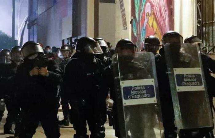 #المصري اليوم -#اخبار العالم - اشتباكات بين الشرطة ومحتجين على قيود «كورونا» في عدة مدن إسبانية (صور) موجز نيوز