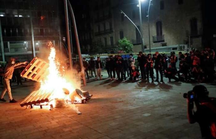 #المصري اليوم -#اخبار العالم - اشتباكات بين الشرطة ومحتجين على قيود «كورونا» في عدة مدن إسبانية (صور) موجز نيوز