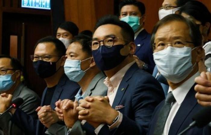 فيديو| استقالات جماعية في برلمان هونج كونج.. ما القصة؟