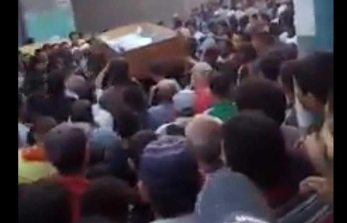 #المصري اليوم -#حوادث - الآلاف يشيعون جنازة «الطفلة جنى»: قتلها جارها وأحرق جثتها لسرقة «حلق» (صور) موجز نيوز