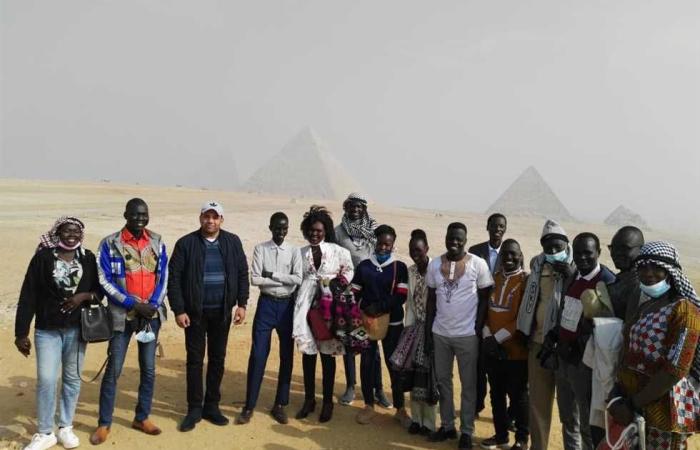 المصري اليوم - اخبار مصر- جولة سياحية لإعلاميي جنوب السودان في أهرامات الجيزة موجز نيوز