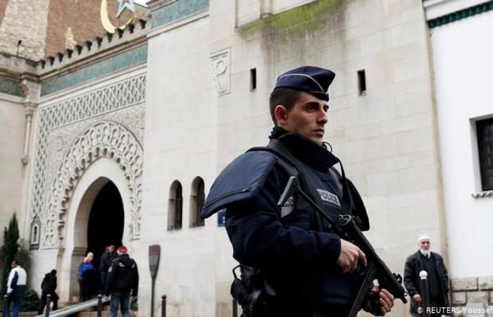 فرنسا تغلق 9 مساجد.. باريس تقسو على المسلمين