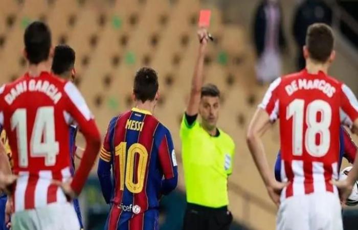 رياضة عالمية الاثنين عقوبة قد تصل إلى 12 مباراة.. ميسي يتلقى أول بطاقة حمراء مع برشلونة