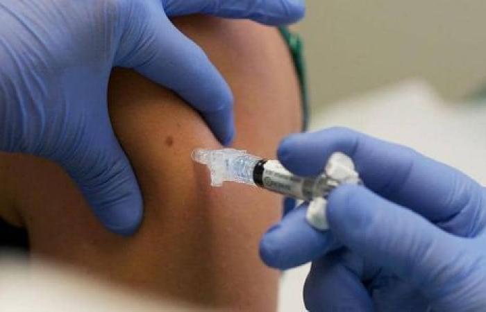 سباق اللقاحات.. بريطانيا تلقح 140 شخصا بالدقيقة والهند 190 ألف في يومين