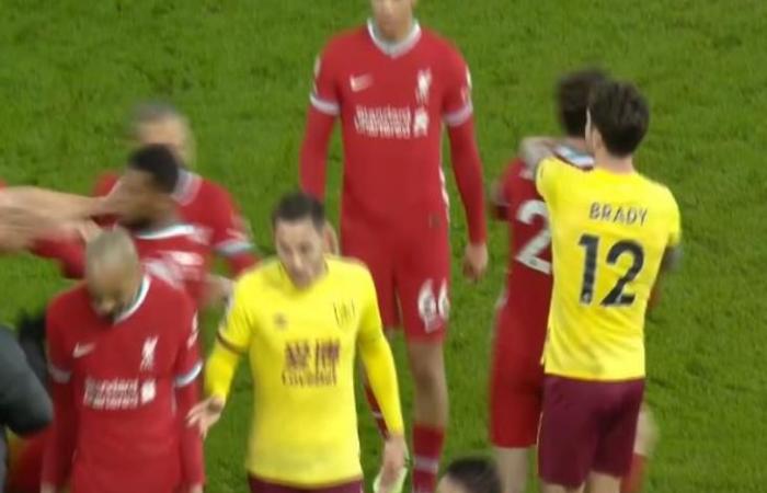 رياضة عالمية الخميس اشتباك بين لاعبي ومدربي ليفربول وبيرنلي مع صافرة الشوط الأول (فيديو)