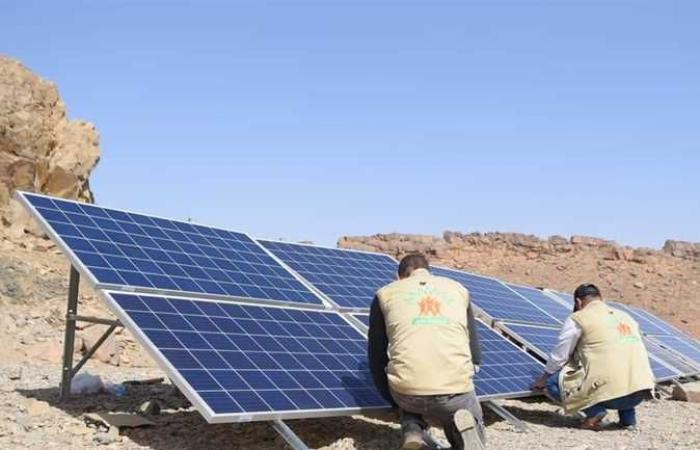 المصري اليوم - اخبار مصر- قوافل الخير تقيم 4 محطات طاقة شمسية لتشغيل مواتير مياه الآبار بشلاتين موجز نيوز