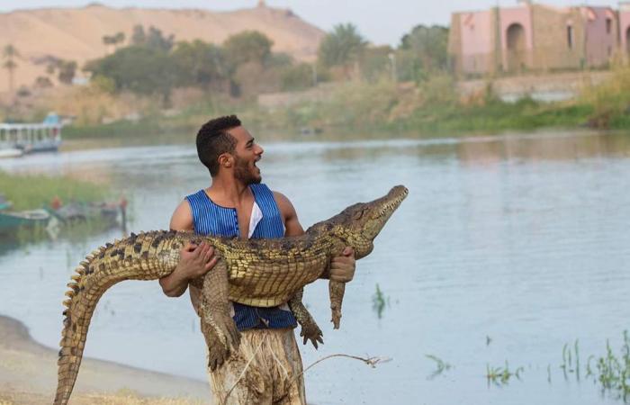 #اليوم السابع - #فن - محمد رمضان يحمل تمساحًا في كواليس مسلسل موسى × 3 صور
