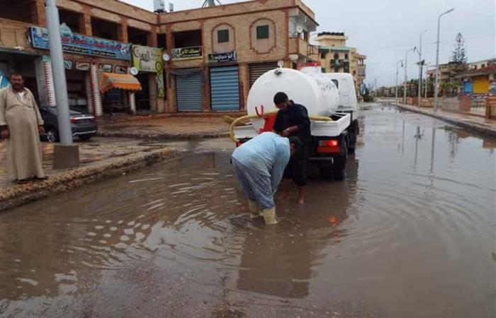 المصري اليوم - اخبار مصر- عبدالقوي يتابع كسح مياه الأمطار بمصيف بلطيم طوال الليل موجز نيوز