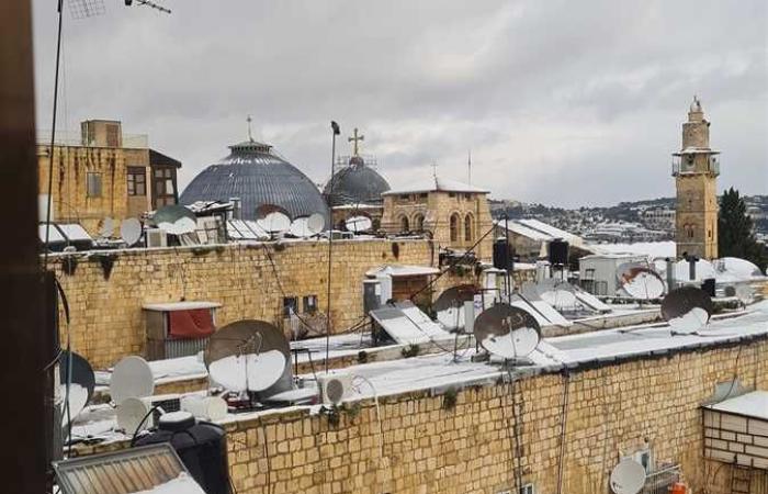 #المصري اليوم -#اخبار العالم - ترتدي الأبيض.. مطران القدس ينشر صورًا للثلوج تغطى المدينة القديمة (صور) موجز نيوز