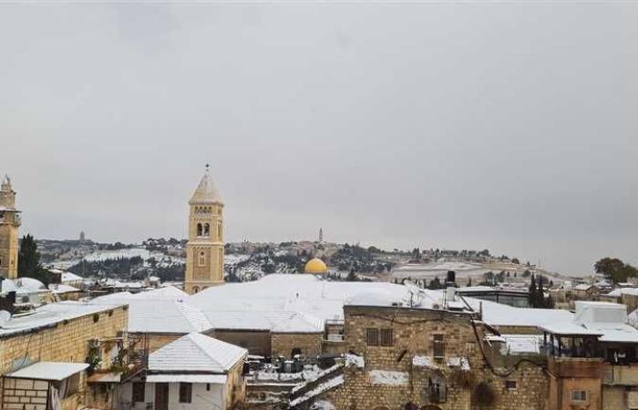 #المصري اليوم -#اخبار العالم - ترتدي الأبيض.. مطران القدس ينشر صورًا للثلوج تغطى المدينة القديمة (صور) موجز نيوز