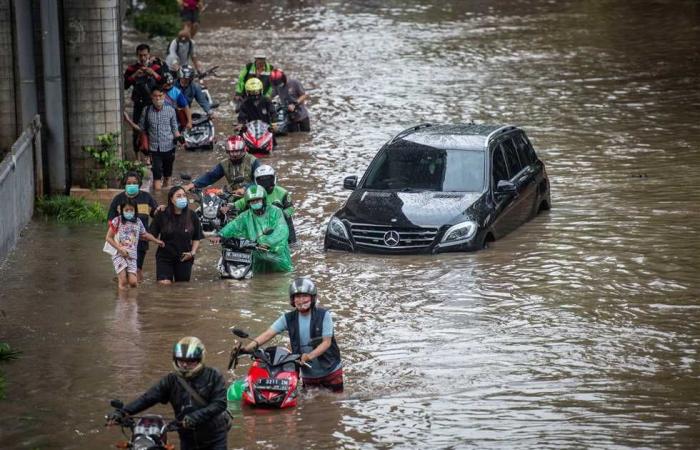 #المصري اليوم -#اخبار العالم - مقتل عشرات جراء فيضانات وانهيارات أرضية في إندونيسيا وتيمور الشرقية موجز نيوز
