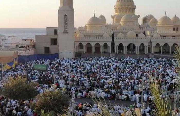 اخبار السياسه الآلاف يؤدون صلاة العيد بمسجد الميناء الكبير بالغردقة «صور»