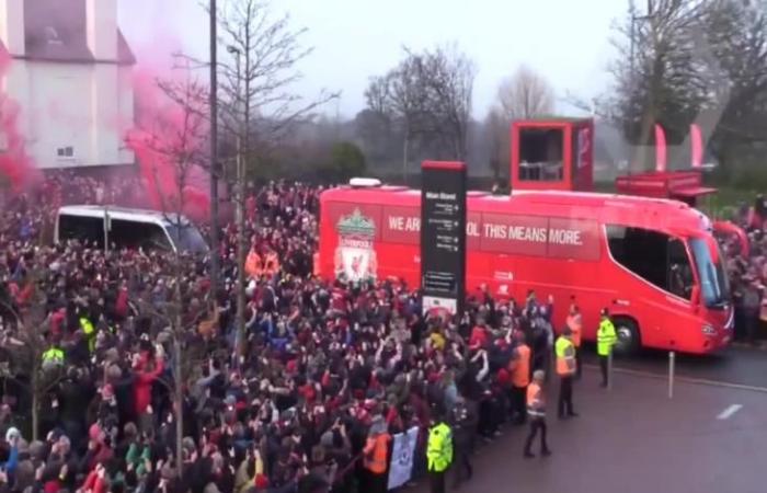 جماهير يونايتد تحاول اعتراض حافلة ليفربول وتعود للتظاهر أمام أولد ترافورد