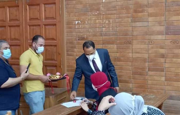 المصري اليوم - اخبار مصر- رئيس جامعة دمنهور يوزع الشوكولاتة اعلى الطلاب أثناء الامتحانات (صور) موجز نيوز