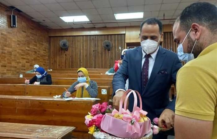 المصري اليوم - اخبار مصر- رئيس جامعة دمنهور يوزع الشوكولاتة اعلى الطلاب أثناء الامتحانات (صور) موجز نيوز