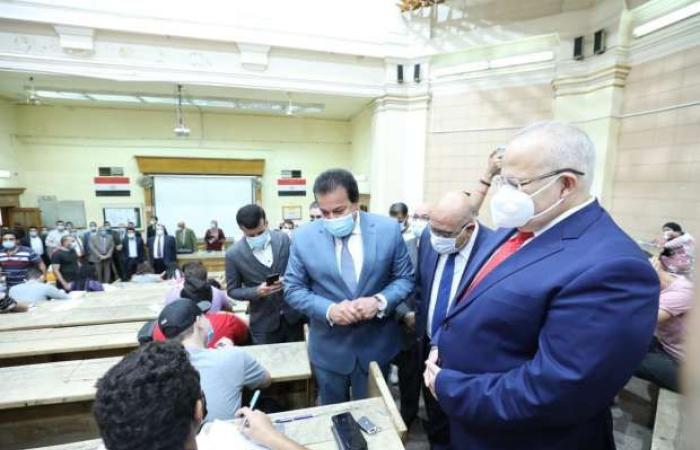اخبار السياسه وزير التعليم العالي ورئيس جامعة القاهرة يتفقدان لجان الامتحانات