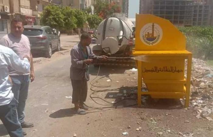 المصري اليوم - اخبار مصر- منعًا للروائح الكريهة.. غسل صناديق القمامة بشوارع بنها (صور) موجز نيوز
