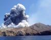 بركان نيوزيلندا الثائر.. بحث عن جثتين في عملية شديدة الخطورة
