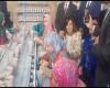 بالفيديو أخبار اليوم | فيديو | وزيرة الهجرة تشارك سيدات القرى في تصنيع اطقم المائدة مصنوعة من الخزف موجز نيوز