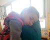 اخبار السياسه معلمة بمدرسة للصم تحمل طفلا على ذراعيها طوال اليوم الدراسي: كان منهار