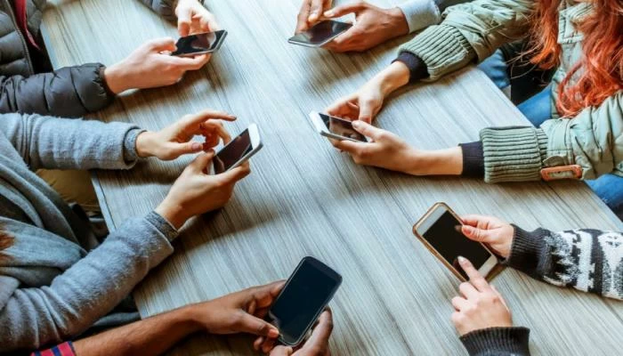 مفاجأة: 5 ساعات يومياً على الهاتف قد تغير صحة المراهقين – أخبار السعودية